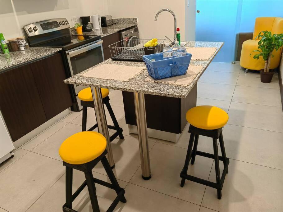 1102 Torre Los Yoses Hermoso Apartamento En Barrio Escalante Sin Parqueo サンホセ エクステリア 写真