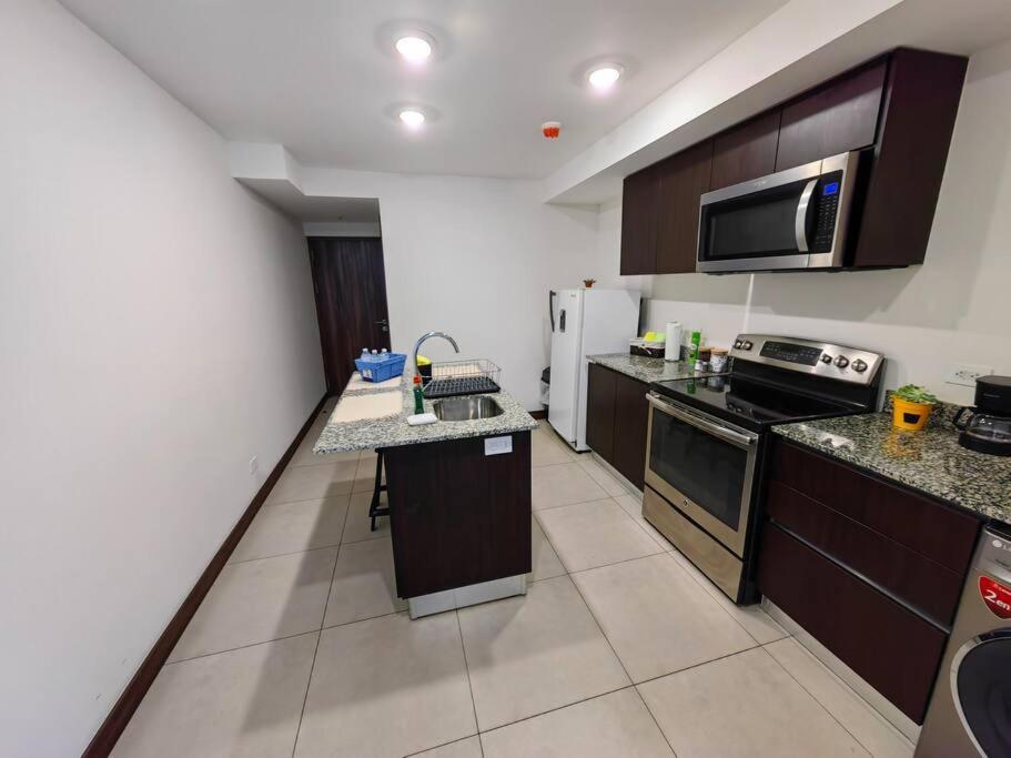 1102 Torre Los Yoses Hermoso Apartamento En Barrio Escalante Sin Parqueo サンホセ エクステリア 写真