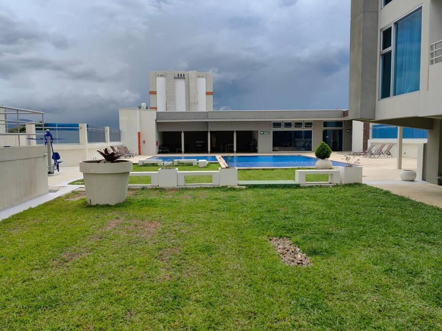1102 Torre Los Yoses Hermoso Apartamento En Barrio Escalante Sin Parqueo サンホセ エクステリア 写真