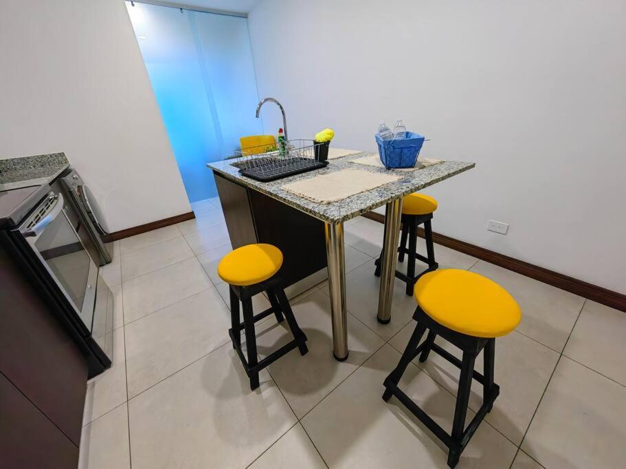 1102 Torre Los Yoses Hermoso Apartamento En Barrio Escalante Sin Parqueo サンホセ エクステリア 写真